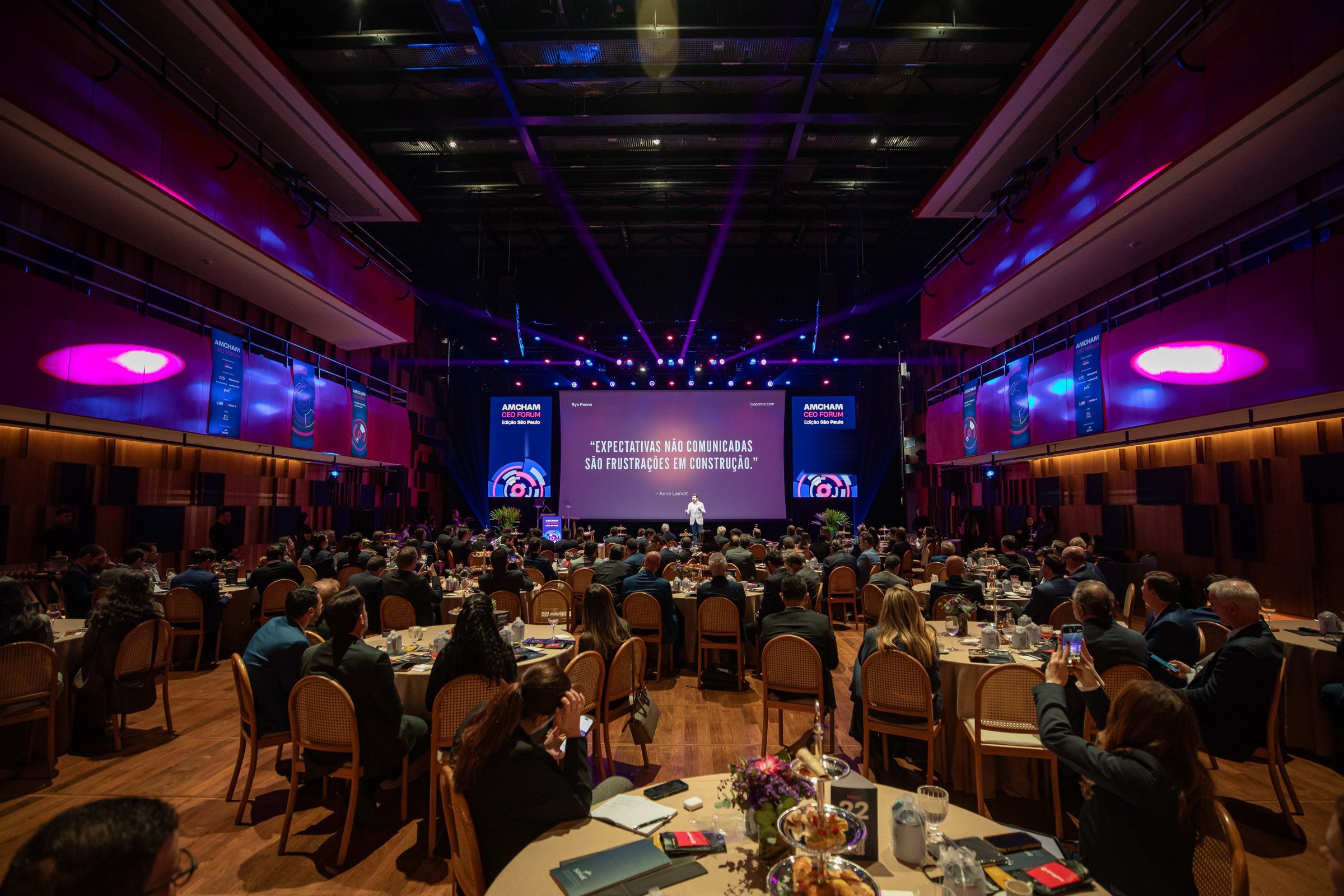 Ryo Penna on stage at Amcham's CEO Forum, in front of one hundred and fifty CEOs